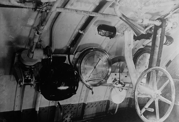 U.S. Submarine diving wheel & depth gauges ca. 1910-1915