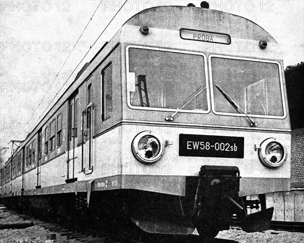 The EW58-002 electric multiple unit intended for the Fast Urban Railway in the Tri-City stands before or after the test drive on the entry track to the then Central Railway Research and Development Center in Grochów in Warsaw ca. 1975