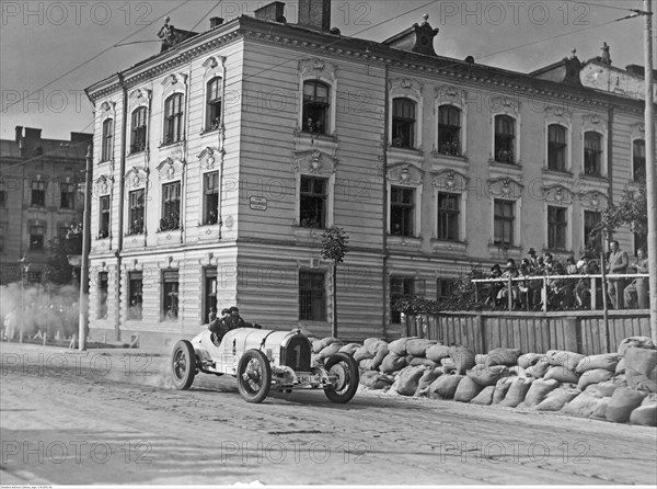 International Circular Car Race in Lviv - participant of the race Henryk Liefeldt in a car on the route; June 1932