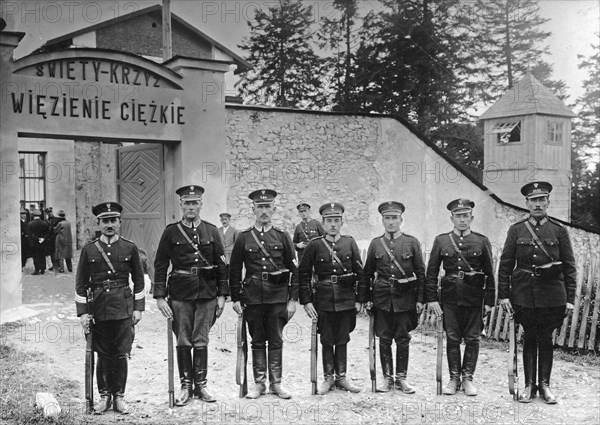 Revolt of prisoners in the Heavy Prison on Holy Cross ca. 1925