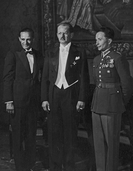 International Tourist Aircraft Competition (Challenge 1934) in Warsaw. Pilots Stanislaw Plonczynski (first on the left) and Jerzy Bajan (first on the right) in the company of Prime Minister Leon Kozlowski  ca. 1934