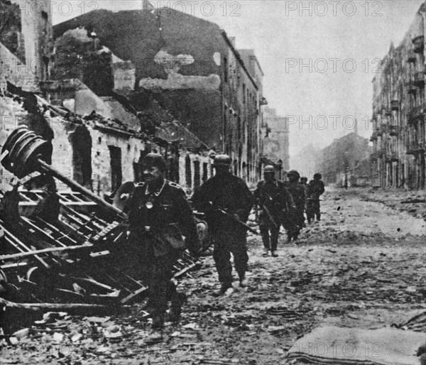 Warsaw Uprising: German soldiers at Wronia street ca. September 1944