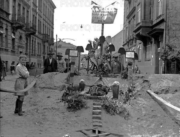 Protest of the Polish Socialist Party - Workers' protest action. In the foreground there is the improvised tomb of an unknown worker and a plaque with the inscription "Long live the workers' solidarity PPS" ca. 1920-1939