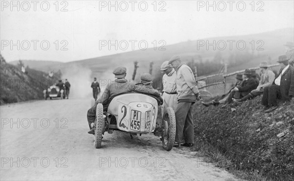 Qualifying for the Polish Championship car race in Krzyzowa; June 1929 Engineer Henryk Liefeldt (first from right) together with Wojciech Kolaczkowski (second from right)