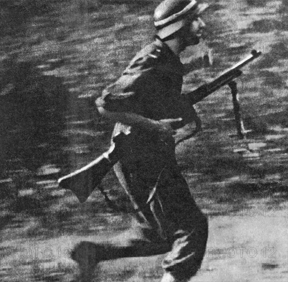 A Polish partisan of the Baszta battalion on the move ca. 1944