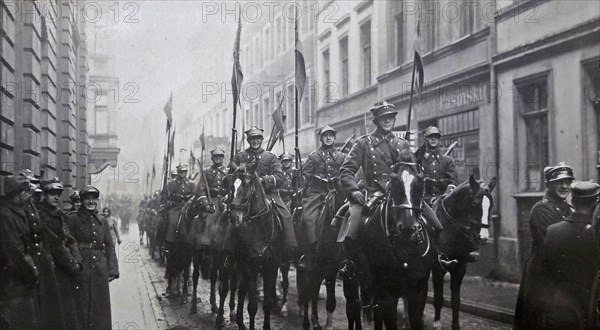 School squadron of Officers' School for NCOs on the street in Bydgoszcz. At the head, lieutenant Stanislaw Bazylczuk, instructor; 1934