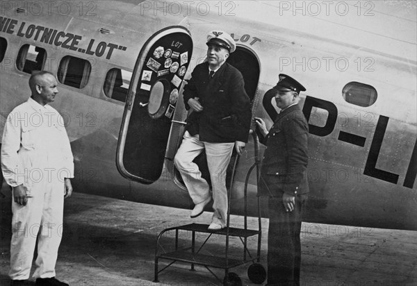 Flight PLL LOT director Waclaw Makowski on the Lockheed L-14 Super Electra aircraft on the route Los Angeles-Central America-South America-Atlantic-Africa-Rome. PLL LOT Director pilot Waclaw Makowski gets off the Lockheed L-14 super Electra; Warsaw, Jun