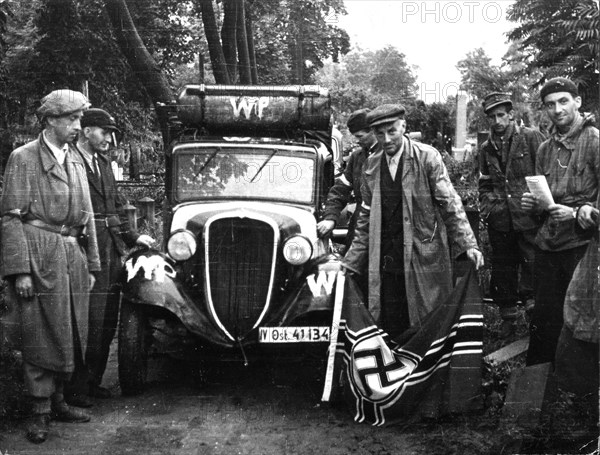 First days of Warsaw Uprising , Major Alfons Kotowski "Okon" in western Warsaw, August 1, 1944