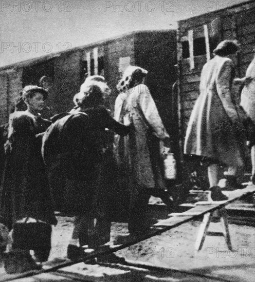 Loading Jews into a train at Umschlagplatz in Warsaw ca. August 1942