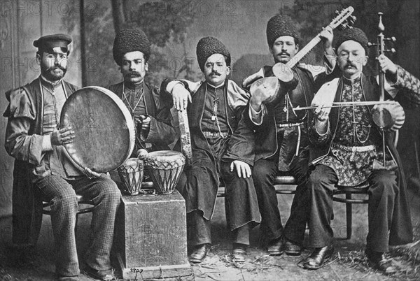 The ensemble of the famous tarista Mirza Sadykh (Sadykhdzhan) (from right to left): Kamyanchist Baghdagul Ata oglu, Sadykhdzhan, Hanande Bulbuljan, nagarist Huseynbala, performer on the vas Vaso Kikialishvili ca. 1878