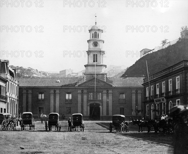 Image of the Plaza Sotomayor in 1867. In the center is the old Intendencia de Valparaíso, a building originally built as a customs house.