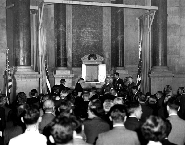 The Declaration of Independence and Constitution were moved from the Library of Congress to the National Archives on Dec 13, 1952. They were unveiled two days later, on Bill of Rights Day, Shrine unveiled
