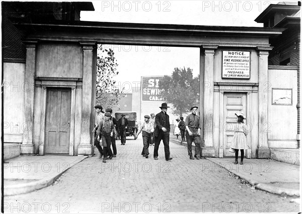 Noon hour, Singer Mfg. Co. Boys work there, girls carry lunch. South Bend, Ind, October 1908