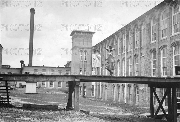 Noon hour, two of the young workers in Laurel Cotton Mills. Laurel, Miss, April 1911