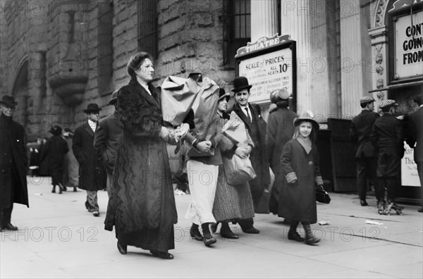 Date: 1910-1915 - Xmas Dinners from Salvation Army