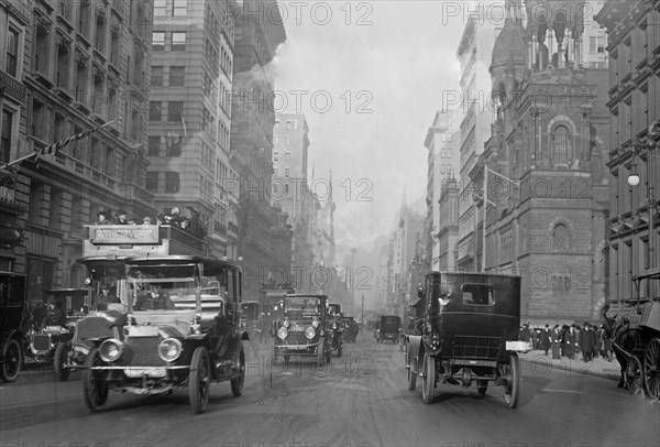 Date: 1910-1915 - 5th Ave. at 42nd St. in New York City 1910s