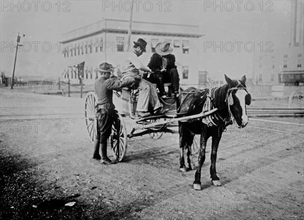 Date: 1910-1915 - Search for arms - Mexican border