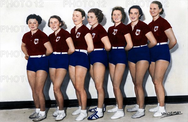 WKS Gryf Torun volleyball team in 1937. They stand from the left: Niklasówna, Suplicka, Rynkowska, Bolt, Kopycinska, Lilje, Maria Skrzypnik