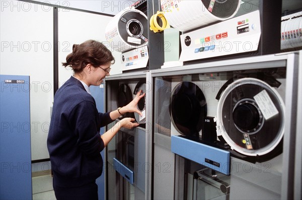 Changing the tape on an IBM 370/168 computer