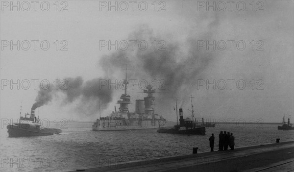 Polish tugs bring the Soviet battleship "Marat" to the port of Gdynia (probably "Ursus" on the left) ca. 1934