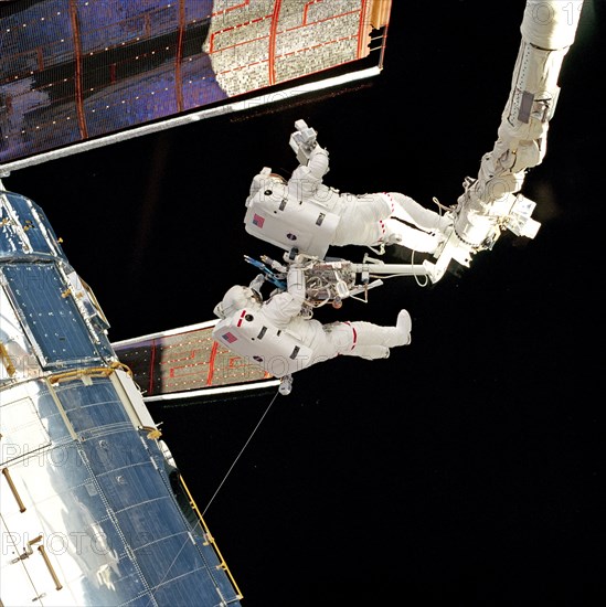 EVA 2 activity on Flight Day 5 to survey the HST solar array panels