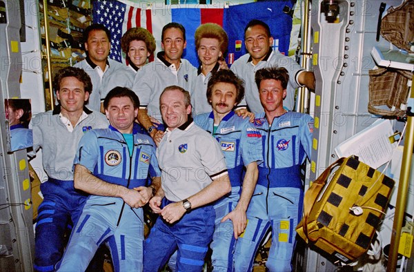 Group portrait of STS-84 and Mir 23 crewmembers in the Spacehab