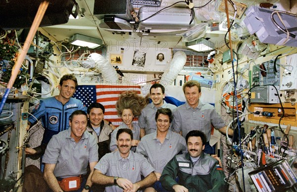 Joint in-flight portrait of the STS-81 and Mir 22 crew on Mir