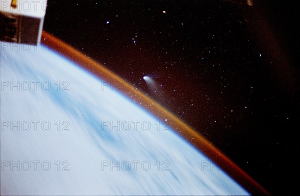 Comet Hale-Bopp as seen over the Earth limb by STS-84 crew