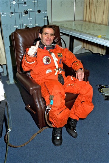 STS-87 Payload Specialist Leonid Kadenyuk of the National Space Agency of Ukraine gives a ‘thumbs up’ in his launch and entry suit in the Operations and Checkout Building ca. 1997
