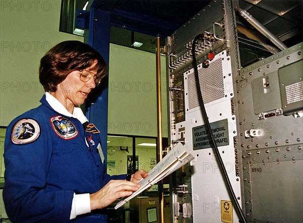 STS-89 Mission Specialist Bonnie Dunbar, Ph.D., participates in the Crew Equipment Interface Test (CEIT) in front of the Real-time Radiation Monitoring Device (RRMD) at the SPACEHAB Payload Processing Facility ca. 1997