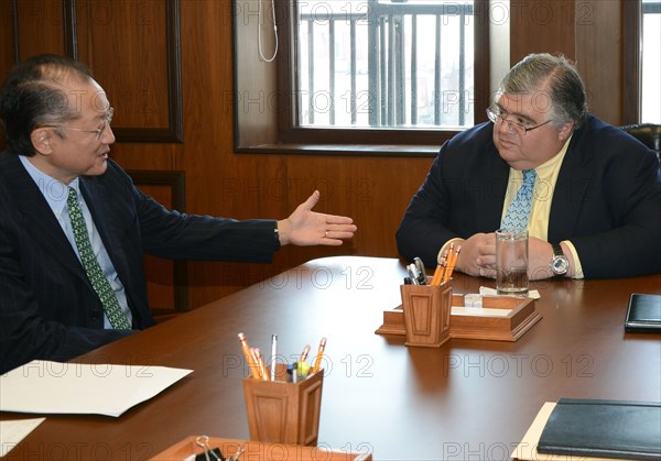 Reportage: Dr. Jim Yong Kim, U.S. Nominee for the World Bank Presidency on "global listening tour" - Meeting with Mexican Central Bank Governor Agustin Carstens 4/10/2012