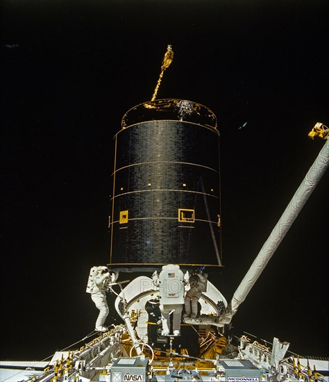 1992 - The 4.5 ton INTELSAT VI was successfully snared by three astronauts on a third EVA. The three hand-grabbed the errant satellite, pulled it into the cargo bay, and attached a boost-given perigee stage before its release.