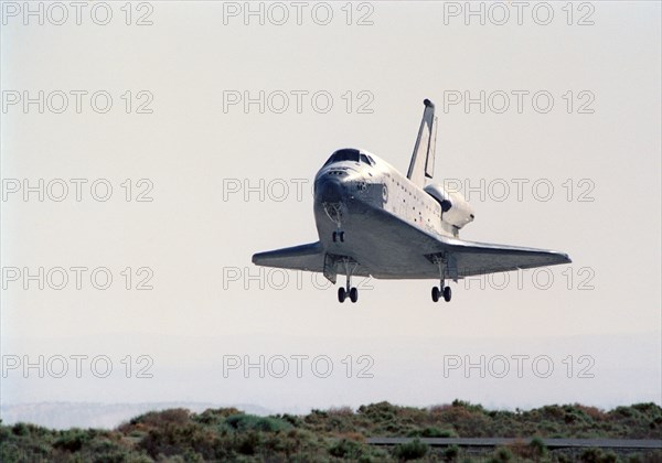 STS-40 Columbia, OV-102, glides towards a landing on runway 22 at EAFB, Calif