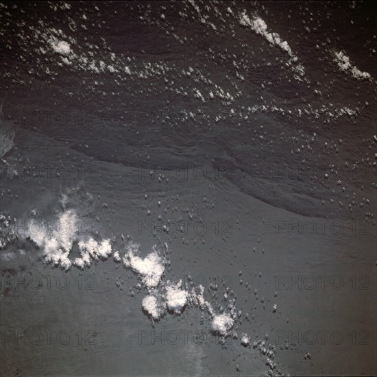 (24 Nov.-1 Dec. 1991) --- This photograph, captured from the Earth-orbiting Space Shuttle Atlantis, shows sunglint pattern in the western tropical Indian Ocean.