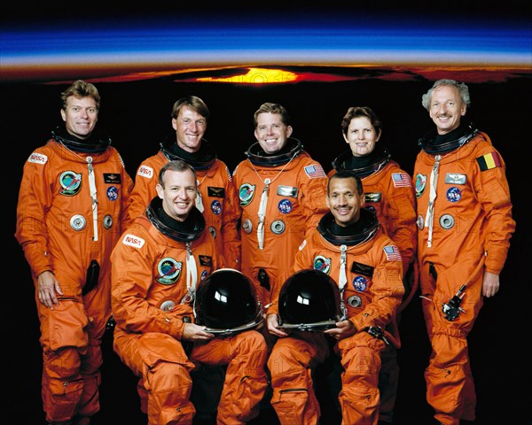 1992 - Official portrait of the STS-45 Atlantis, OV-104, crewmembers