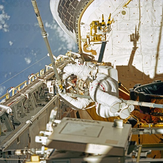 STS-49 MS Akers in OV-105's payload bay during ASEM procedures