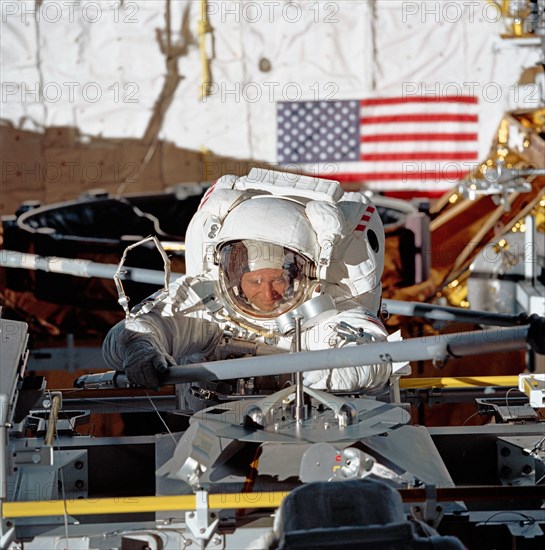 (14 May 1992) --- Astronaut Thomas Akers, STS-49 mission specialist, grabs a strut device as fourth period of extravehicular activity (EVA) gets underway in the Space Shuttle Endeavour's cargo bay.