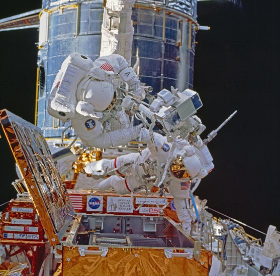 STS-49 MS Thornton in OV-105's payload bay during ASEM procedures