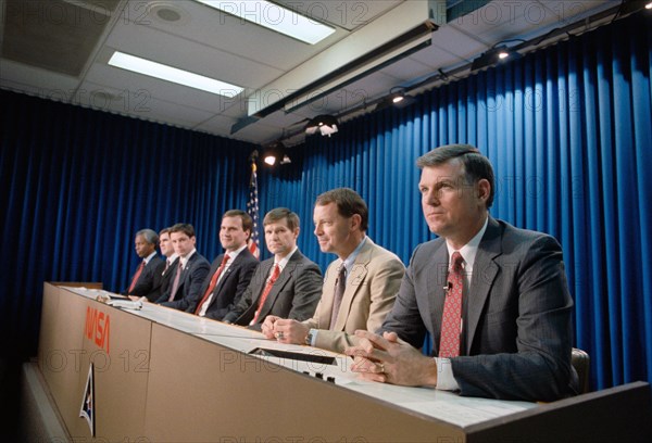 STS-39 crewmembers participate in preflight press conference at JSC's Bldg 2