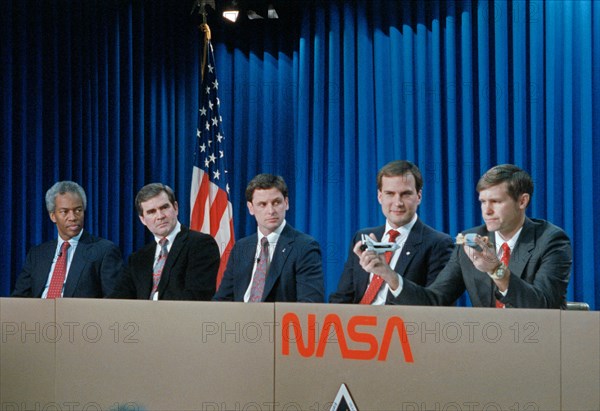 STS-39 crewmembers participate in preflight press conference at JSC's Bldg 2