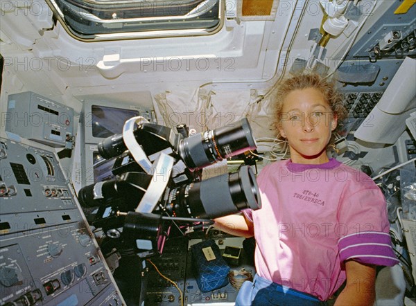 STS-46 Mission Specialist Ivins with HASSELBLAD cameras on OV-104 flight deck