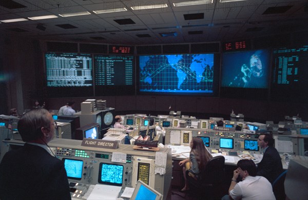 STS-49 Flight Director Pennington monitors EVA in JSC's MCC Bldg 30 FCR