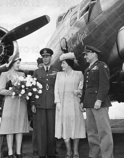 Queen Elizabeth with B-17 bomber crew