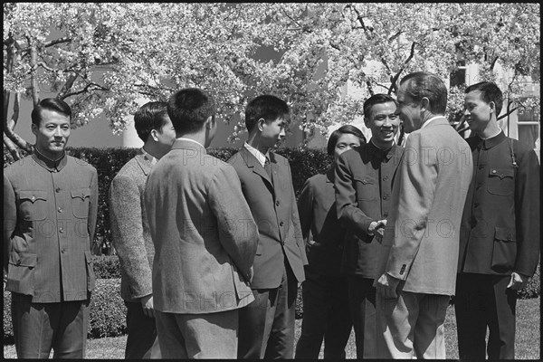 President Nixon meets Chinese Ping Pong team