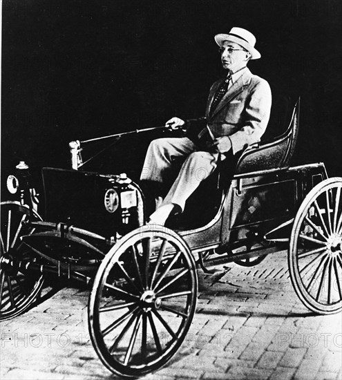 Duryea With 2-Cylinder Auto