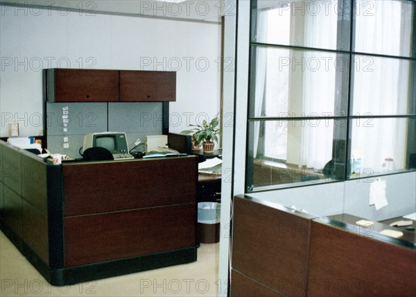 1991 - Interior of the  U.S. embassy and chancery complex in London, England - empty office