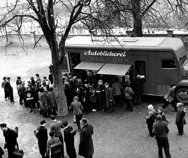 The first bookmobile of Amerika Haus began in 1952 to provide the population with books.