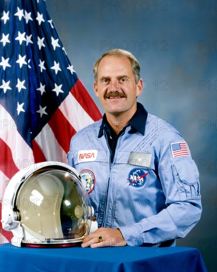 Asronaut James D. Van Hoften