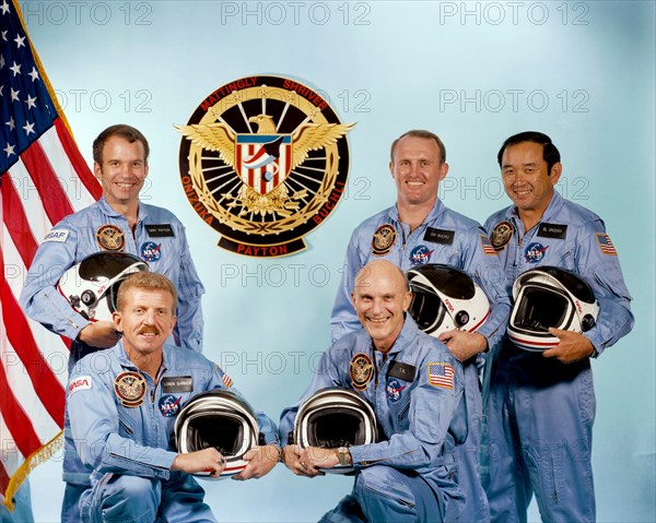 Astronauts Thomas K. (Ken) Mattingly II (kneeling right) and Loren J. Shriver