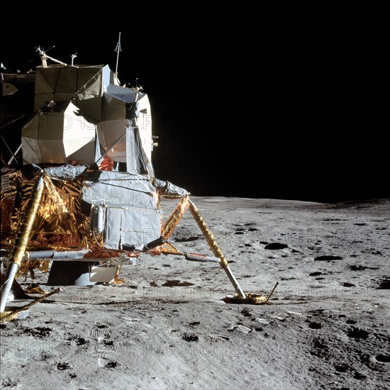 (5 Feb. 1971) --- An excellent view of the Apollo 14 Lunar Module